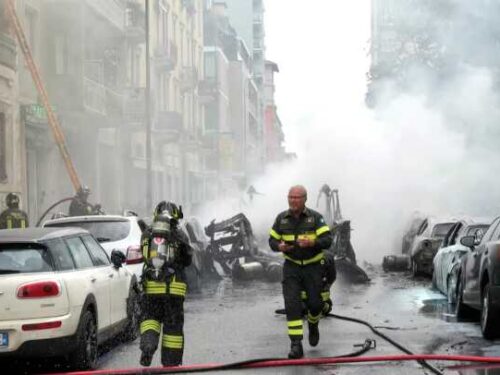 È esploso un camion che trasportava serbatoi di ossigeno nel centro di Milano.